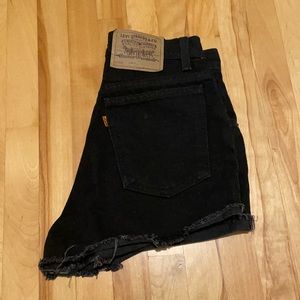 Black Levi’s Jean shorts